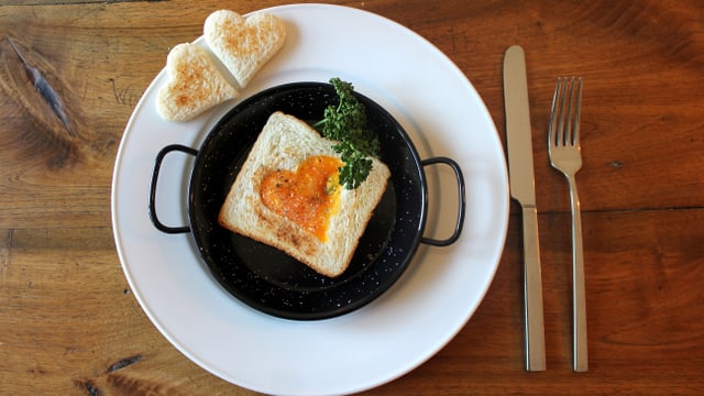 Toast mit Spiegelei in Herzform. Toast mit Spiegelei in Herzform.