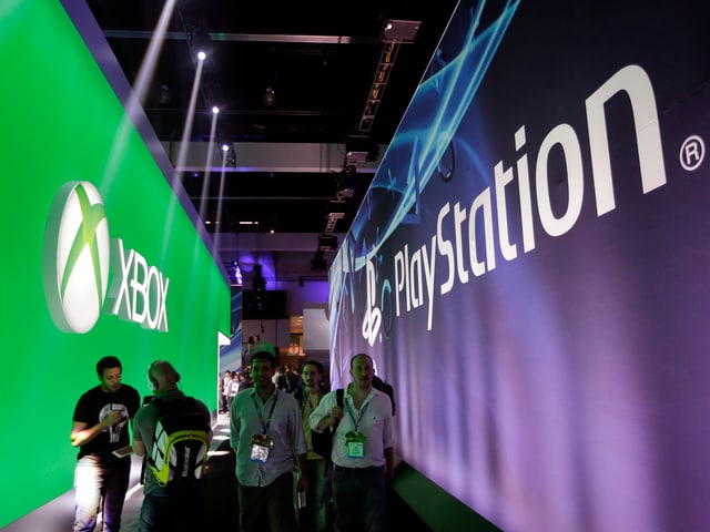 Besucher der E3 zwischen den Ständen von Microsoft und Sony. Besucher der E3 zwischen den Ständen von Microsoft und Sony.
