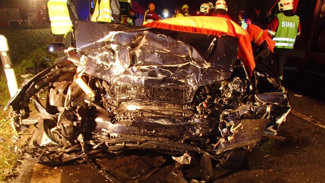 zerstörtes Auto zerstörtes Auto
