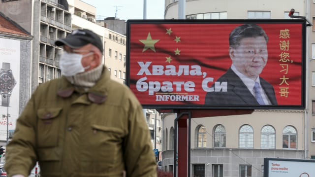 «Danke, Bruder Xi»: In Belgrad bewirbt China das eigene Krisenmanagement. «Danke, Bruder Xi»: In Belgrad bewirbt China das eigene Krisenmanagement.