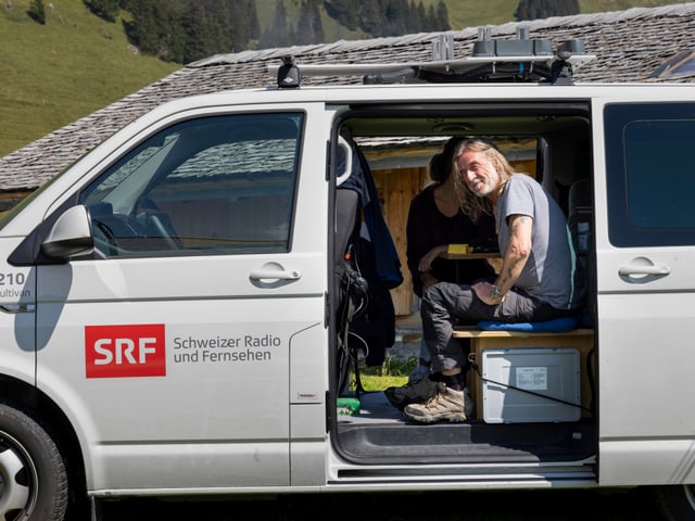Der SRF-Sendewagen: Von hier aus schaltet sich Moderator Ralph Wicki live ins Programm von Radio SRF 1 ein.