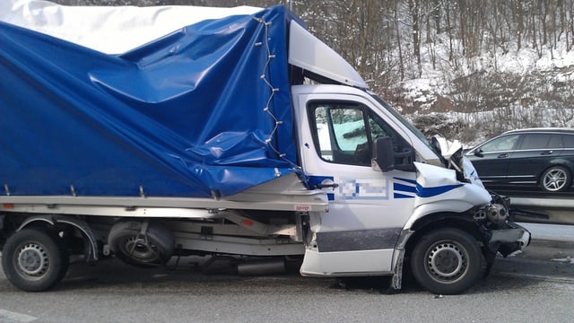 Lieferwagen mit stark eingedrückter Motorhaube. Lieferwagen mit stark eingedrückter Motorhaube.