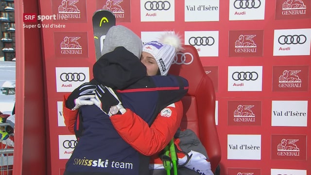 Lara Gut und Anna Veith herzen sich. Lara Gut und Anna Veith herzen sich.