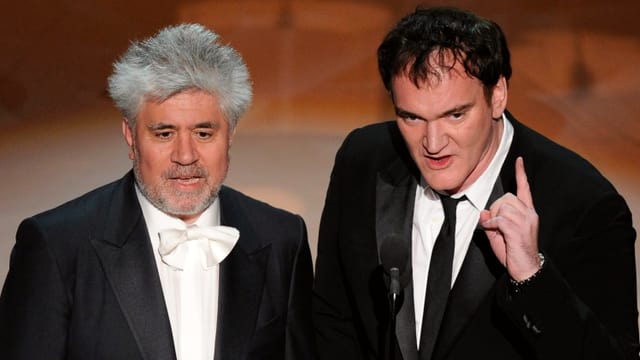Pedro Almodóvar und Quentin Tarantino halten eine Laudatio während einer Preisverleihung. Pedro Almodóvar und Quentin Tarantino halten eine Laudatio während einer Preisverleihung.