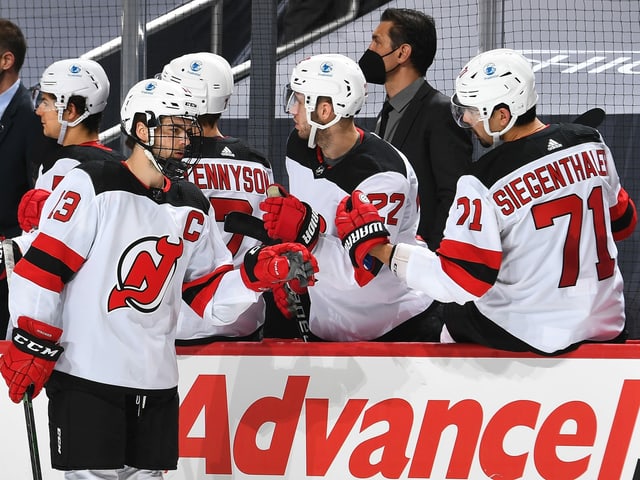 Nico Hischier klatscht nach seinem 4. Saisontor mit Jonas Siegenthaler ab. Nico Hischier klatscht nach seinem 4. Saisontor mit Jonas Siegenthaler ab.