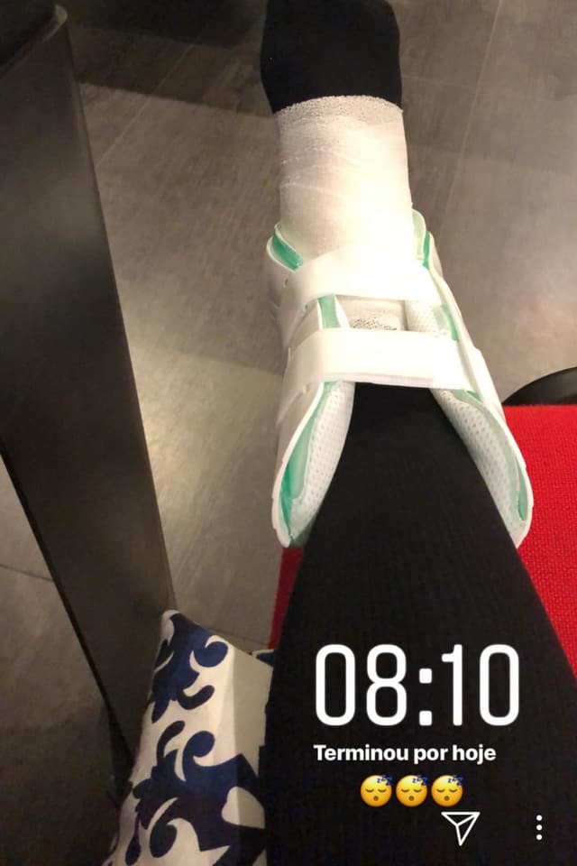 Neymars Fuss im Gips Neymars Fuss im Gips