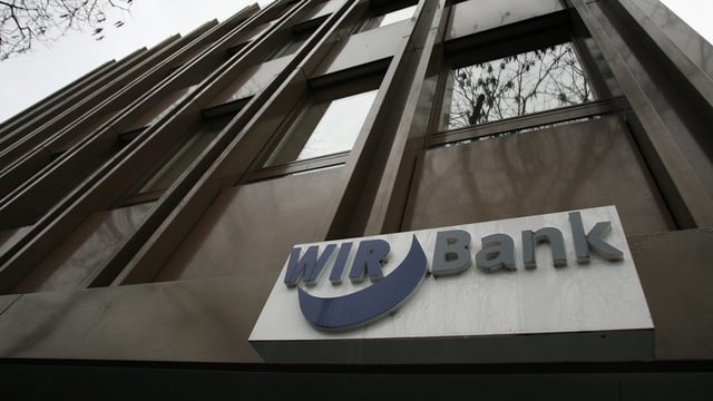 WIR-Bank von aussen mit Logo an der Fassade. WIR-Bank von aussen mit Logo an der Fassade.