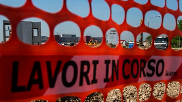 Abdeckgitter einer Baustelle, angeschrieben auf italienisch Abdeckgitter einer Baustelle, angeschrieben auf italienisch