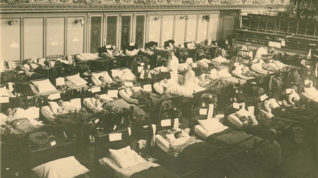 Saal mit vielen Kranken in einfachen Betten, schwarzweiss Saal mit vielen Kranken in einfachen Betten, schwarzweiss