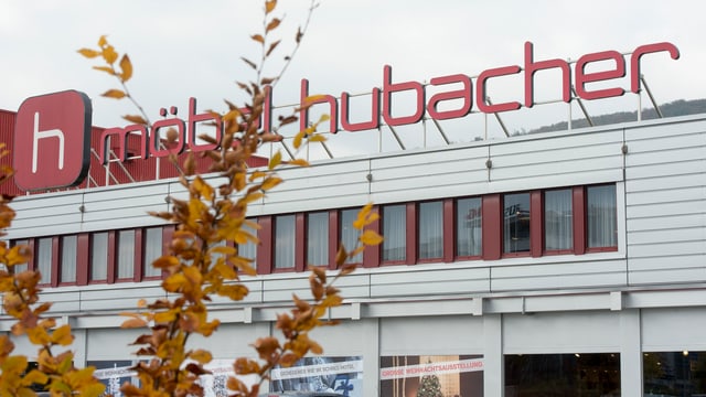Firmengebäude Möbel Hubacher mit Logo auf dem Dach Firmengebäude Möbel Hubacher mit Logo auf dem Dach