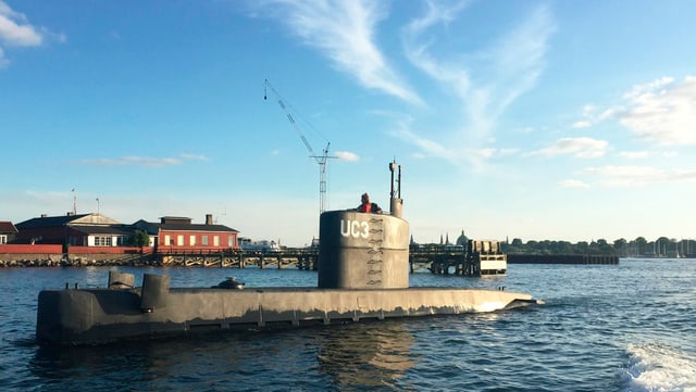 U-Boot taucht aus dem Wasser auf. U-Boot taucht aus dem Wasser auf.