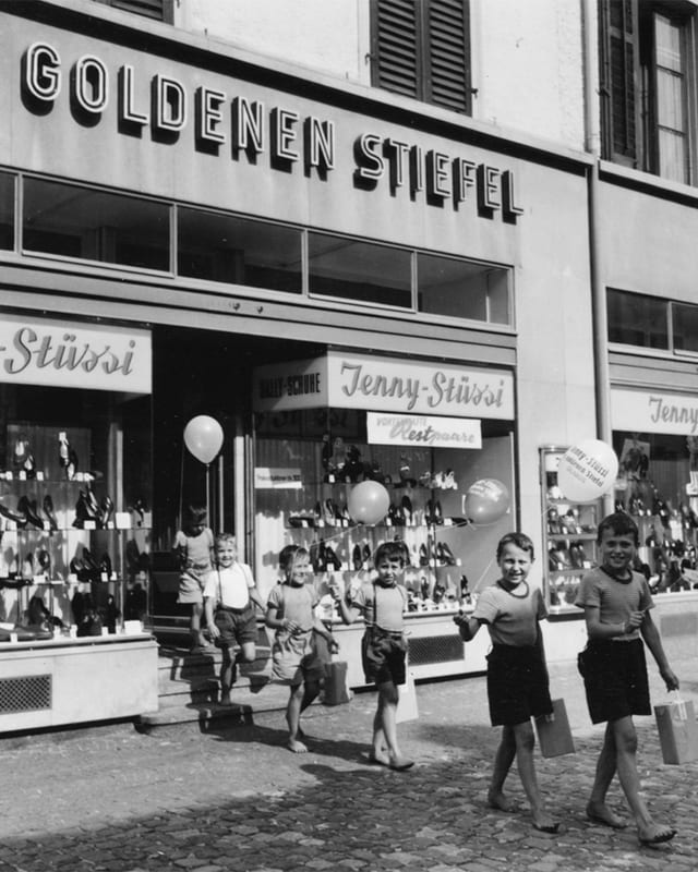 Ein altes schwarz weiss Foto des Goldenen Stiefels in Glarus . Ein altes schwarz weiss Foto des Goldenen Stiefels in Glarus .