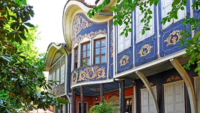 Ein Haus mit einer reich verzierten Fassade. Ein Haus mit einer reich verzierten Fassade.