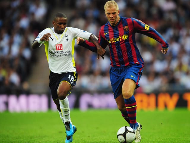 Gudjohnson im Duell mit Tottenhams Defoe. Gudjohnson im Duell mit Tottenhams Defoe.