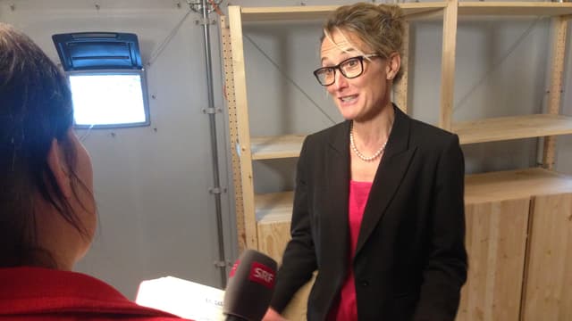 Susanne Hochuli in einem Shelter. Susanne Hochuli in einem Shelter.