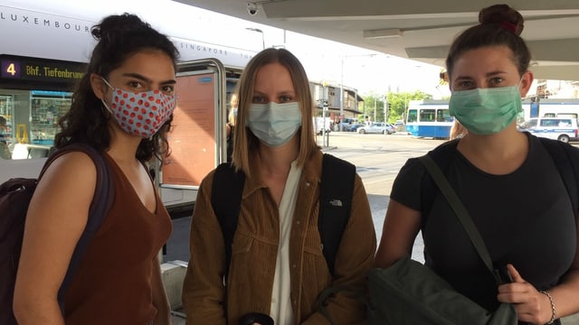 Frauen mit Maske am HB Zürich. Frauen mit Maske am HB Zürich.