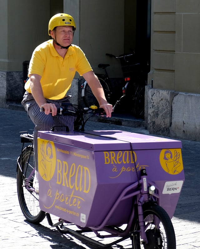 Der Bäcker Patrick Bohnenplust auf seinem eletrischen Cargobike Der Bäcker Patrick Bohnenplust auf seinem eletrischen Cargobike