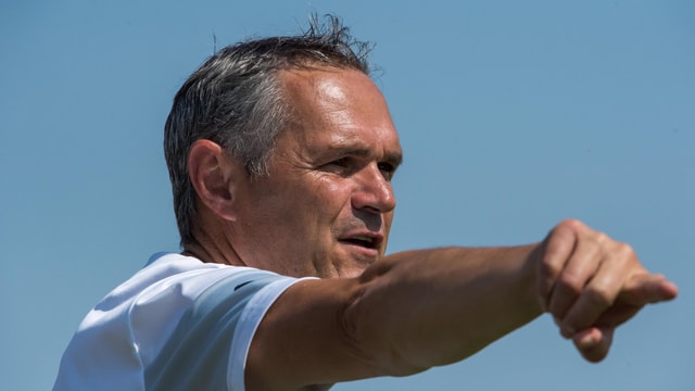 Pierluigi Tami streckt seine rechte Hand aus. Pierluigi Tami streckt seine rechte Hand aus.