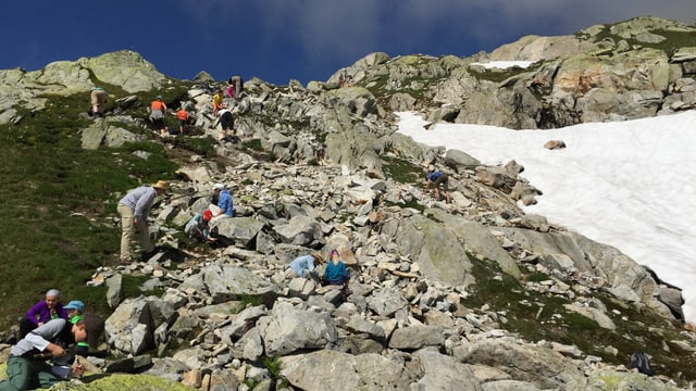 Erwachsene und Kinder hämmern und graben an einem Berg. Erwachsene und Kinder hämmern und graben an einem Berg.