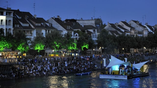 In diesem Jahr lässt das Im Fluss Festival nur 999 Zuschauende zu. Es gilt Maskenpflicht. In diesem Jahr lässt das Im Fluss Festival nur 999 Zuschauende zu. Es gilt Maskenpflicht.