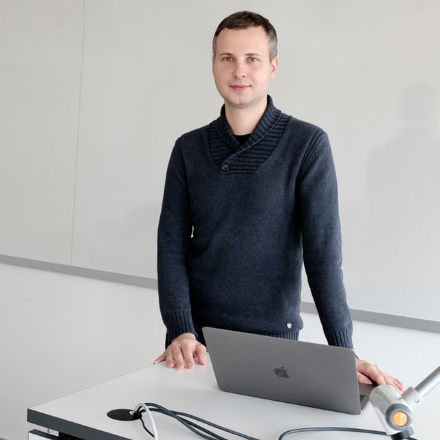 Portrait Alexander Denzler vor einem Whiteboard. Portrait Alexander Denzler vor einem Whiteboard.