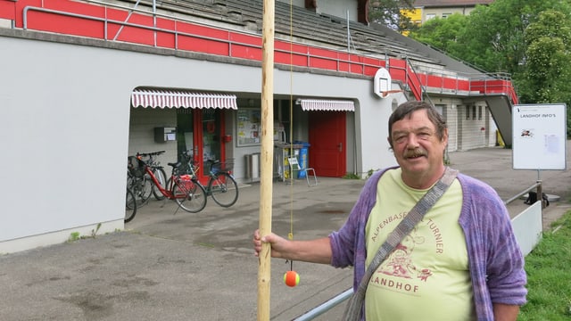 Heinz Käppeli vor der Landhof-Tribüne Heinz Käppeli vor der Landhof-Tribüne