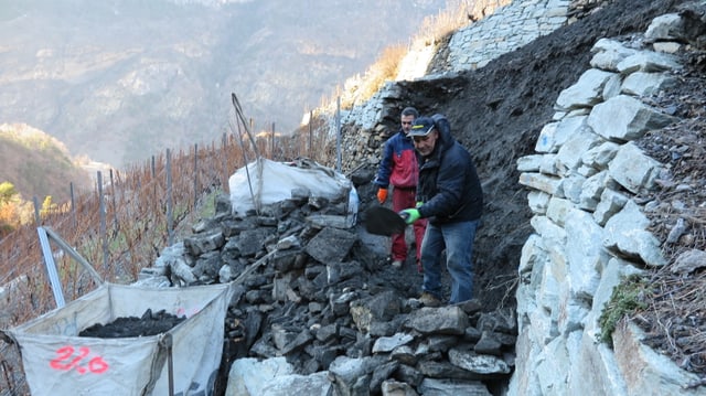 Bauarbeiter arbeiten an Trockensteinmauer. Bauarbeiter arbeiten an Trockensteinmauer.