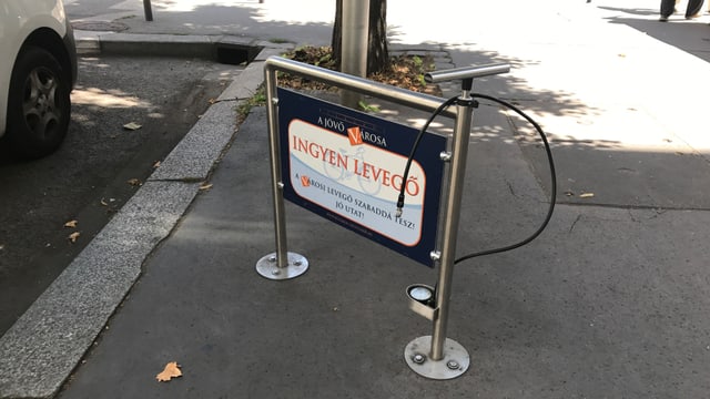 Öffentliche Velo-Pumpe auf einem Trottoir. Öffentliche Velo-Pumpe auf einem Trottoir.