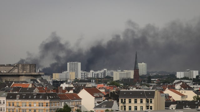 Schwarze Rauchwolken über der Stadt Schwarze Rauchwolken über der Stadt