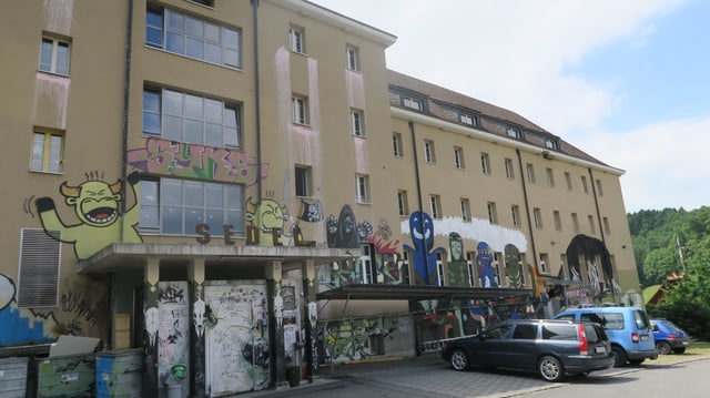 Aussenansicht eines ehemaligen Gefängnisses. Aussenfassade ist besprayt. Aussenansicht eines ehemaligen Gefängnisses. Aussenfassade ist besprayt.