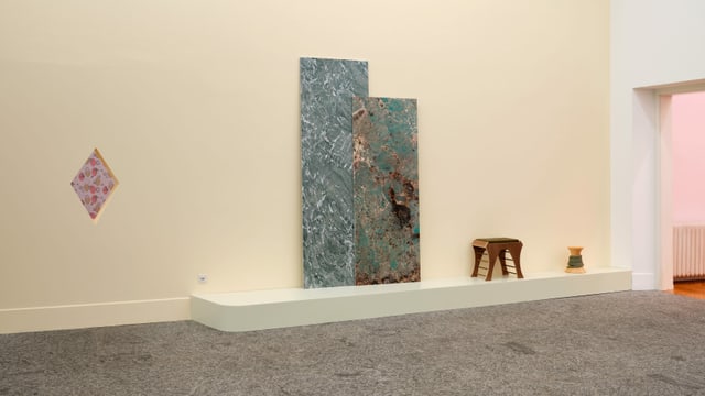 Marmorplatten lehnen an der Wand, daneben ist ein Hocker zu erkennen. Marmorplatten lehnen an der Wand, daneben ist ein Hocker zu erkennen.