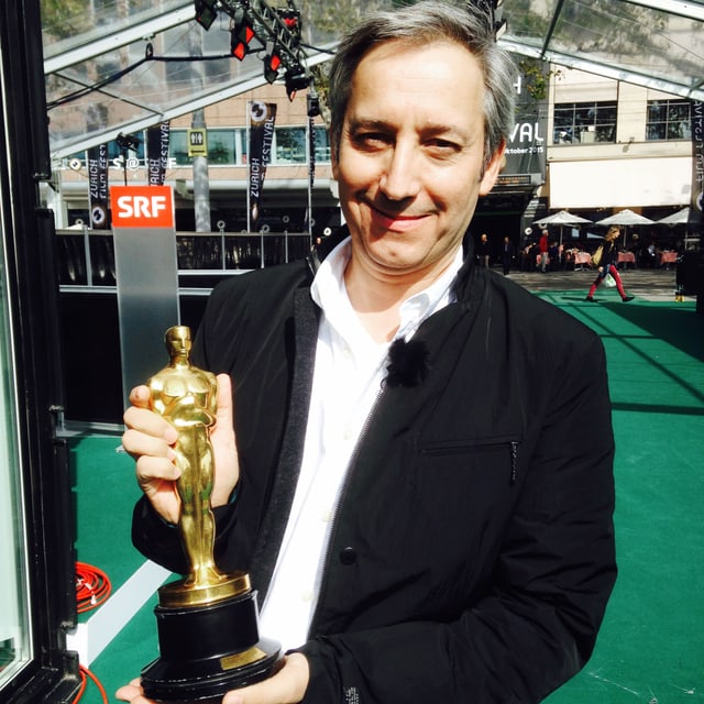 Heinz Schweizer hält einene Oscar. Heinz Schweizer hält einene Oscar.