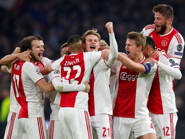 Jubelnde Ajax-Spieler Jubelnde Ajax-Spieler