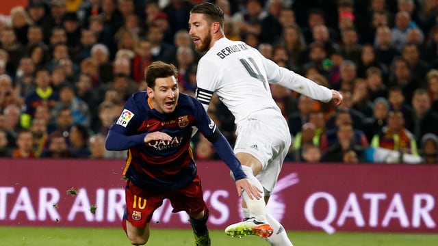 Lionel Messi im freien Flug nach einem Foul. Lionel Messi im freien Flug nach einem Foul.