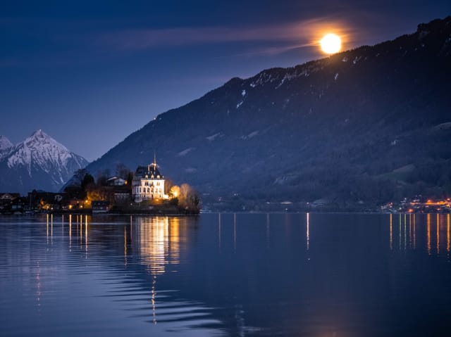 Vollmond über Landschaft mit See