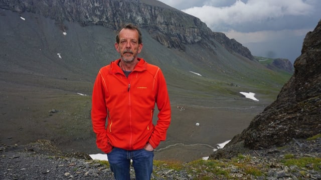 Mann mit Schnauz in der kargen Landschaft beim Segnespass. Mann mit Schnauz in der kargen Landschaft beim Segnespass.
