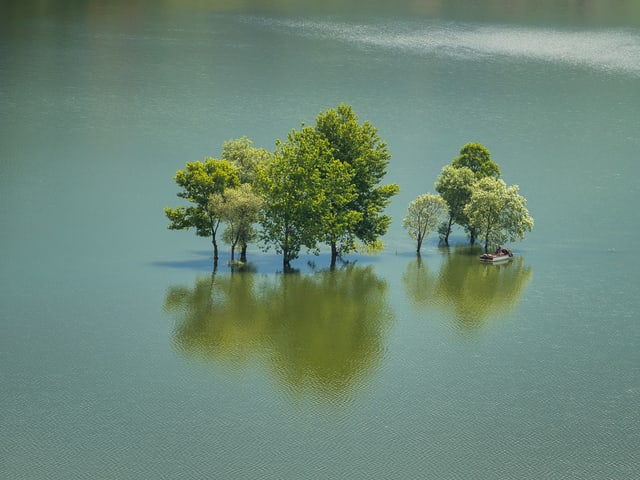 Voller See, eine Insel ist unter Wasser. Voller See, eine Insel ist unter Wasser.