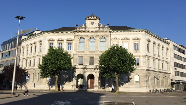 Historisches Gebäude mit 2 Bäumen vordran Historisches Gebäude mit 2 Bäumen vordran