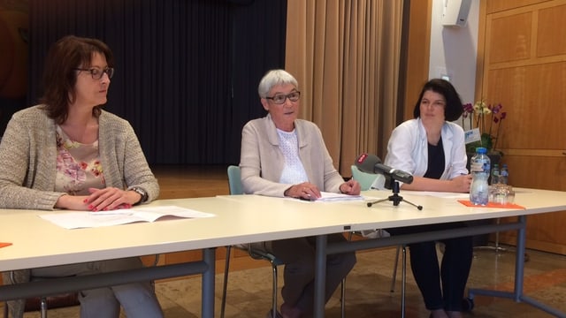 Die Leitung des Spitals Laufenburg informiert. Drei Frauen hocken an einem Pult. Die Leitung des Spitals Laufenburg informiert. Drei Frauen hocken an einem Pult.