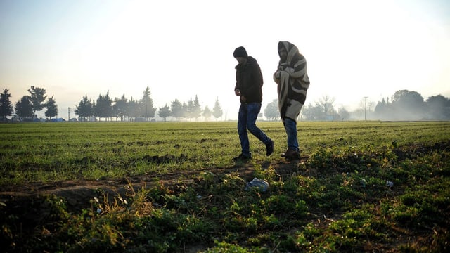 Versuchen, die griechische Grenze zu überqueren: zwei Flüchtlinge. Versuchen, die griechische Grenze zu überqueren: zwei Flüchtlinge.