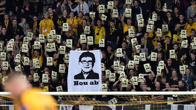 Urs Siegenthalers Konterfei auf einem Transparent mit der Aufschrift «Hou ab» Urs Siegenthalers Konterfei auf einem Transparent mit der Aufschrift «Hou ab»