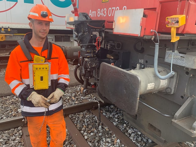 Dalip Kryeziu ist seit fast 20 Jahren Rangierspezialist bei SBB Cargo. Dalip Kryeziu ist seit fast 20 Jahren Rangierspezialist bei SBB Cargo.