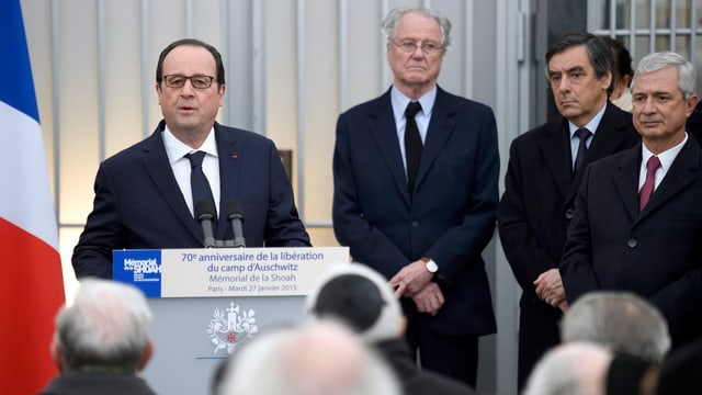 François Hollande an einem Rednerpult François Hollande an einem Rednerpult