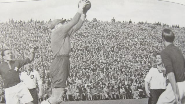 Szene des Fussballspiels Schweiz - Deutschland 1941 Szene des Fussballspiels Schweiz - Deutschland 1941