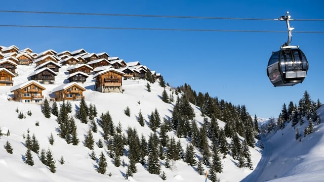 Belalp mit Ferienwohnungen und einer Gondel. Belalp mit Ferienwohnungen und einer Gondel.