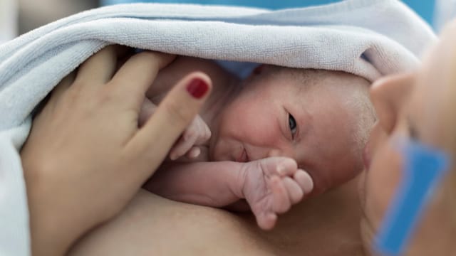 Baby im Arm einer Mutter. Baby im Arm einer Mutter.