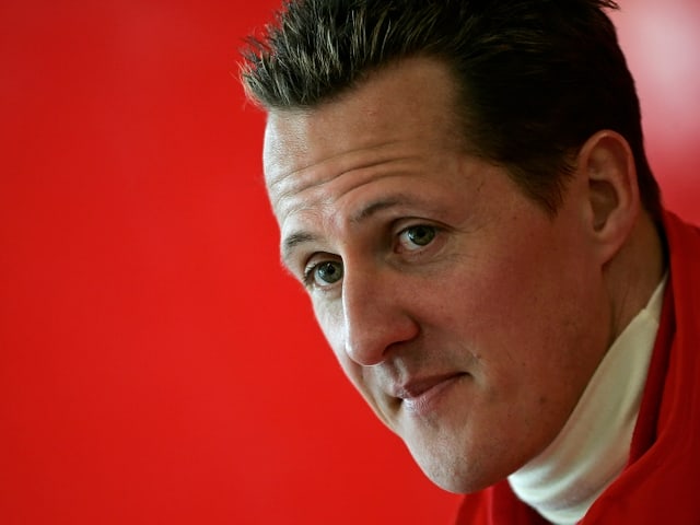 Porträt von Michael Schumacher auf rotem Hintergrund. Porträt von Michael Schumacher auf rotem Hintergrund.