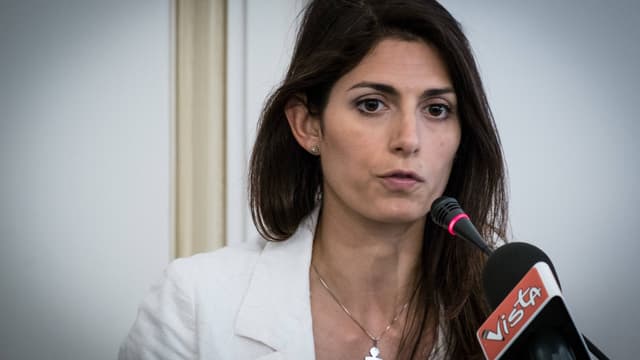 Raggi mit langen schwarzen Haaren spricht in ein Mikrofon. Raggi mit langen schwarzen Haaren spricht in ein Mikrofon.