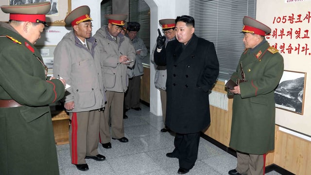Kim Jong Un und einige Generäle Kim Jong Un und einige Generäle