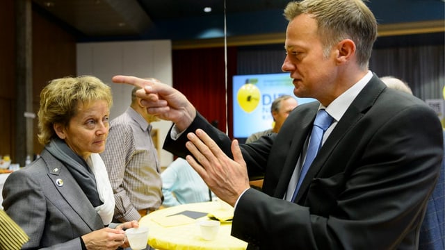 Martin Landolt und Eveline Widmer-Schlumpf an der BDP-Delegiertenversammlung. Martin Landolt und Eveline Widmer-Schlumpf an der BDP-Delegiertenversammlung.